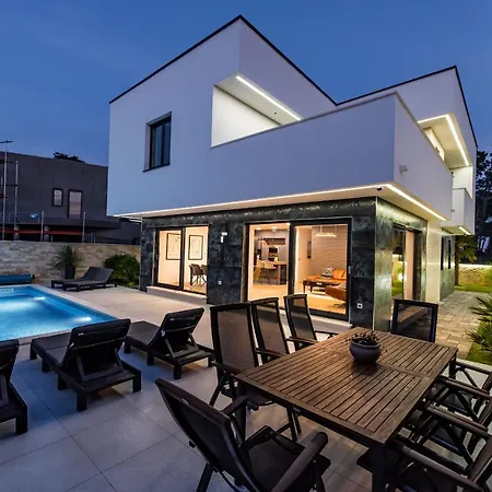 Ela Villa *
