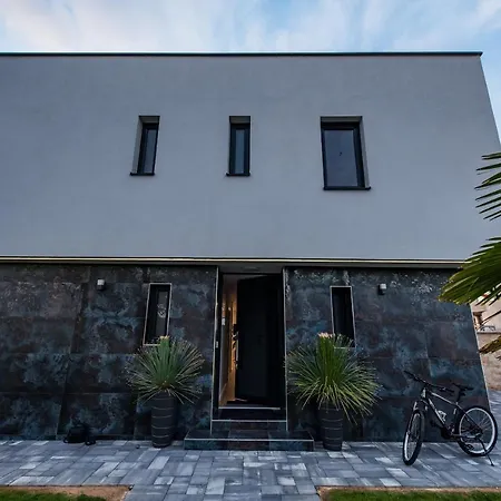 Ela Villa